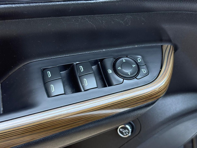GMC Acadia Vehicle Full-screen Gallery Image 17
