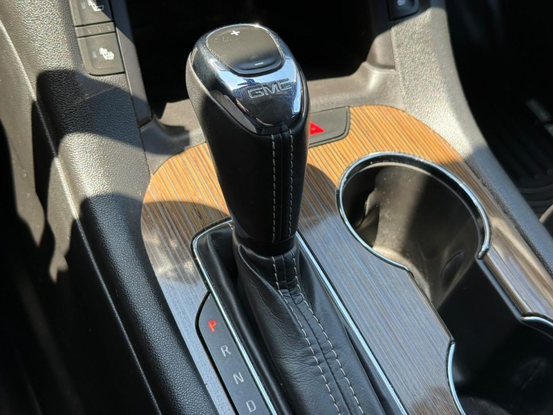 GMC Acadia Vehicle Full-screen Gallery Image 23