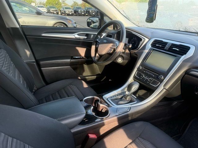 Ford Fusion Vehicle Full-screen Gallery Image 04