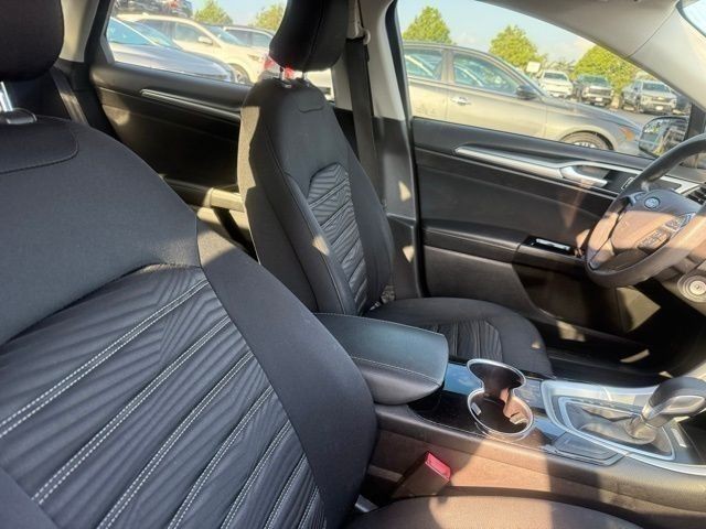 Ford Fusion Vehicle Full-screen Gallery Image 05