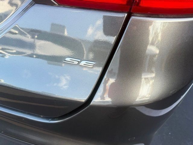 Ford Fusion Vehicle Full-screen Gallery Image 06