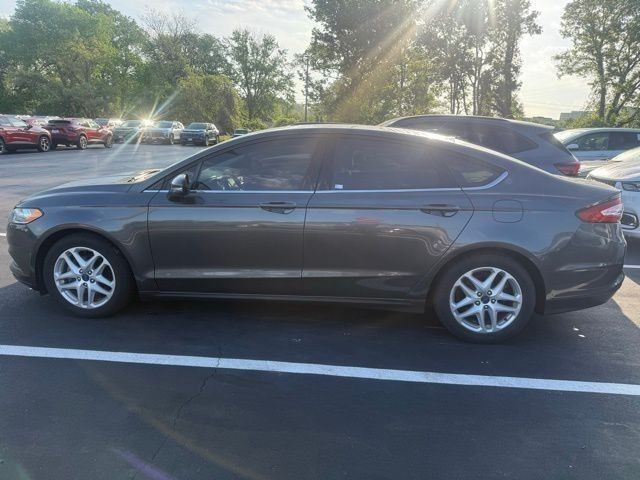 Ford Fusion Vehicle Full-screen Gallery Image 07