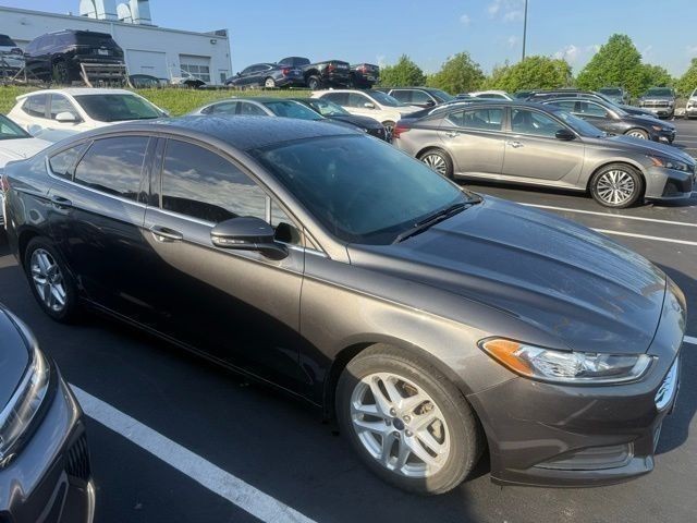 Ford Fusion Vehicle Full-screen Gallery Image 08