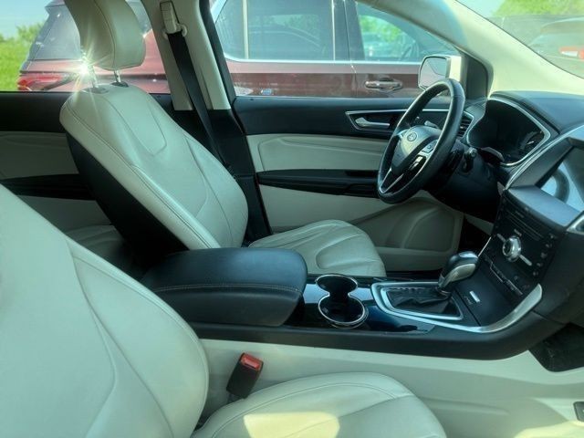 Ford Edge Vehicle Full-screen Gallery Image 05