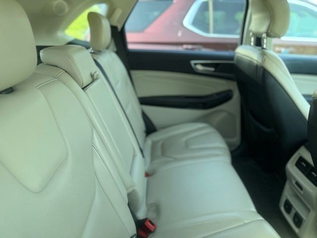 Ford Edge Vehicle Full-screen Gallery Image 06