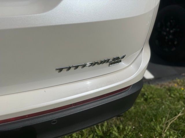 Ford Edge Vehicle Full-screen Gallery Image 09