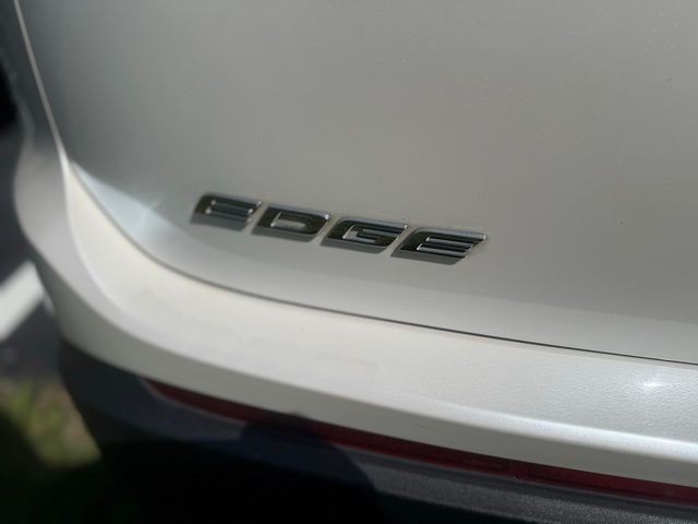Ford Edge Vehicle Full-screen Gallery Image 10