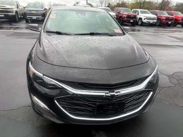 Chevrolet Malibu Vehicle Full-screen Gallery Image 2