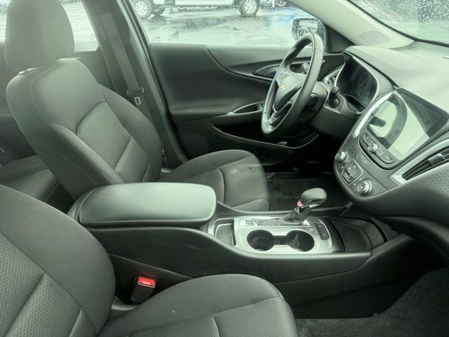Chevrolet Malibu Vehicle Full-screen Gallery Image 8
