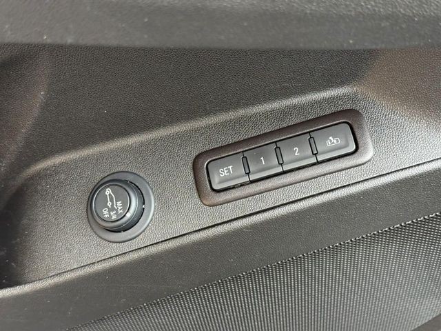 Chevrolet Equinox Vehicle Full-screen Gallery Image 17