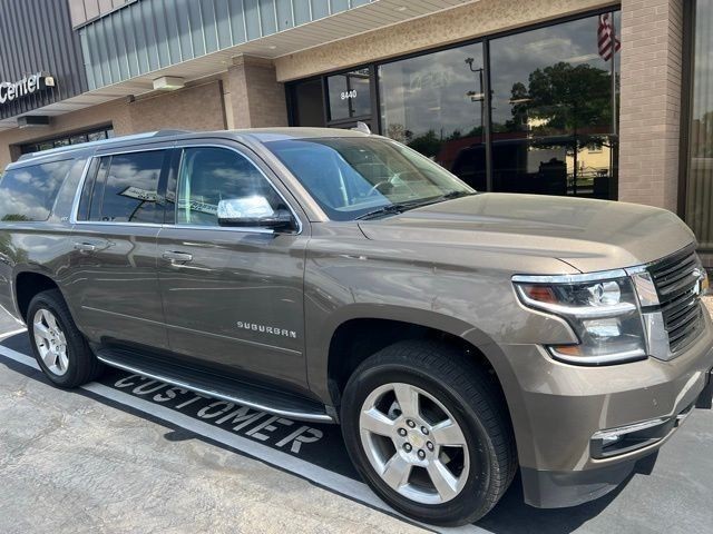 Chevrolet Suburban Vehicle Full-screen Gallery Image 05