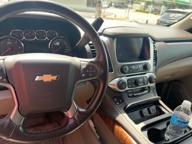 Chevrolet Suburban Vehicle Full-screen Gallery Image 10