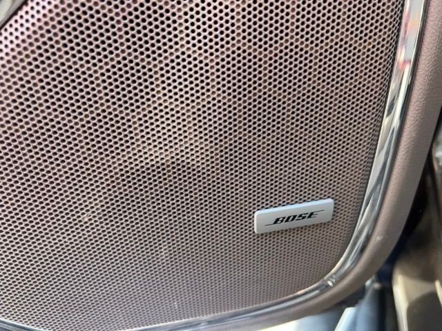 Chevrolet Suburban Vehicle Full-screen Gallery Image 11