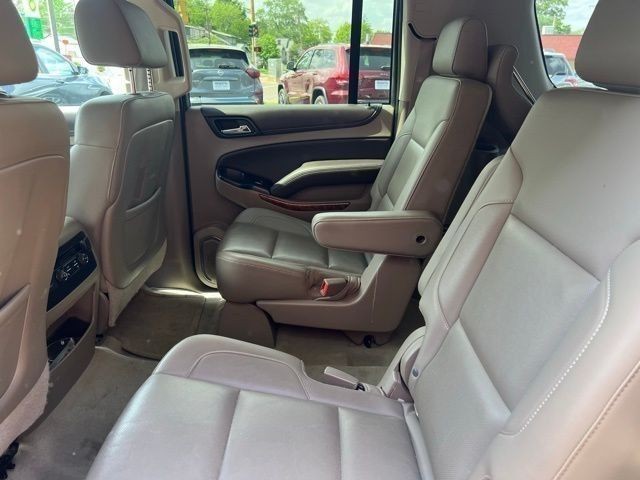 Chevrolet Suburban Vehicle Full-screen Gallery Image 12