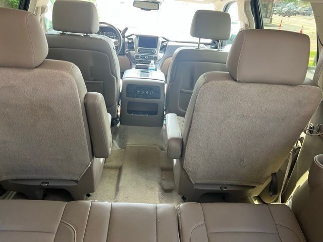 Chevrolet Suburban Vehicle Full-screen Gallery Image 13
