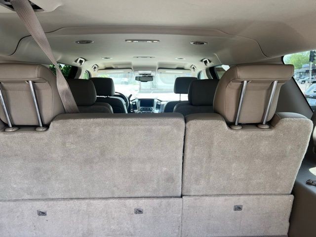 Chevrolet Suburban Vehicle Full-screen Gallery Image 14