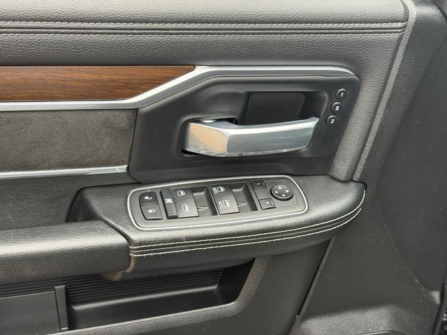 Ram 2500 Vehicle Full-screen Gallery Image 16