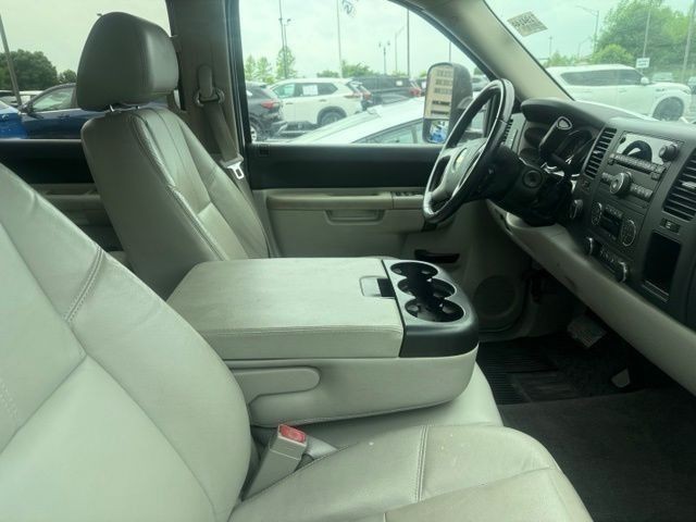 Chevrolet Silverado 2500HD Vehicle Full-screen Gallery Image 12