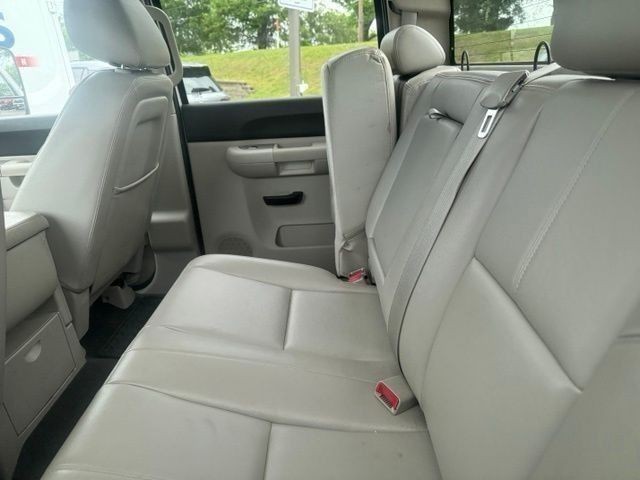 Chevrolet Silverado 2500HD Vehicle Full-screen Gallery Image 13