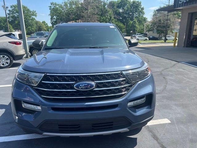 Ford Explorer Vehicle Full-screen Gallery Image 02