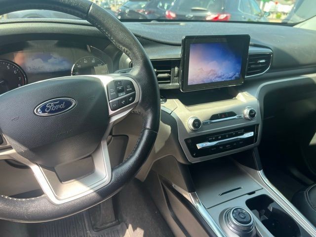 Ford Explorer Vehicle Full-screen Gallery Image 08