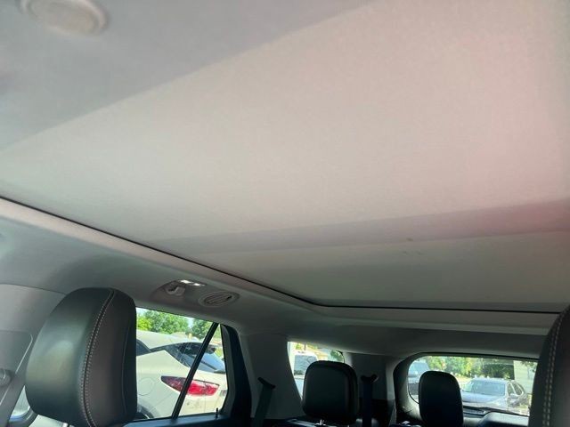 Ford Explorer Vehicle Full-screen Gallery Image 09