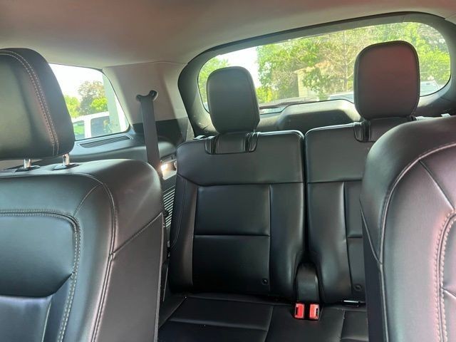 Ford Explorer Vehicle Full-screen Gallery Image 11