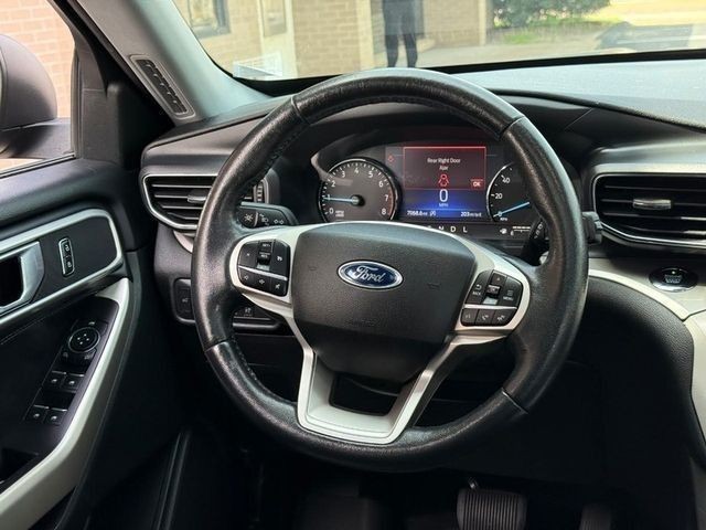 Ford Explorer Vehicle Full-screen Gallery Image 13