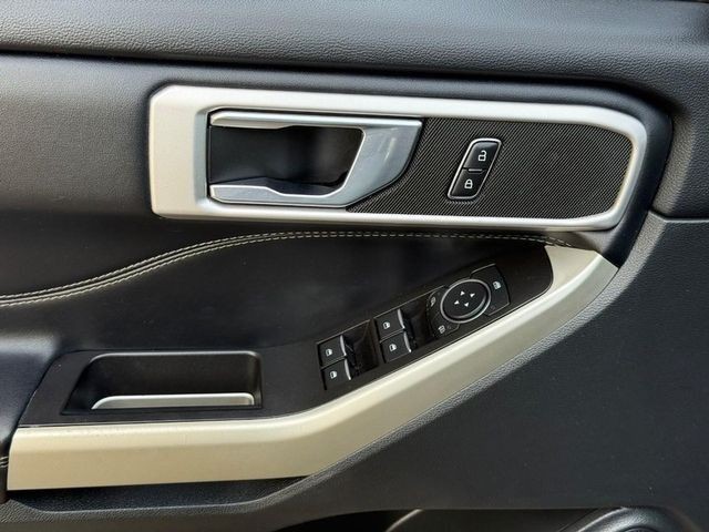 Ford Explorer Vehicle Full-screen Gallery Image 16