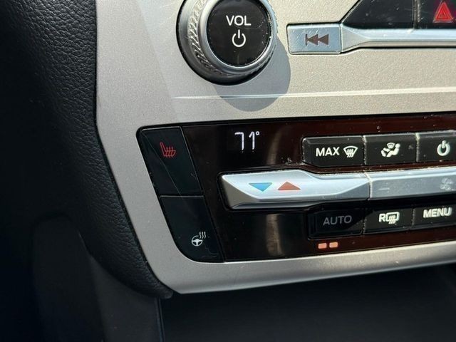 Ford Explorer Vehicle Full-screen Gallery Image 23