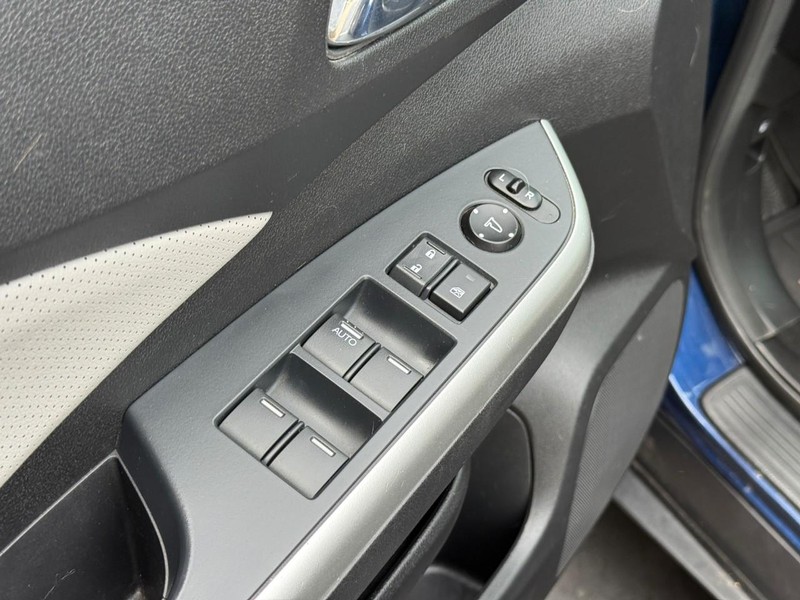 Honda CR-V Vehicle Full-screen Gallery Image 17