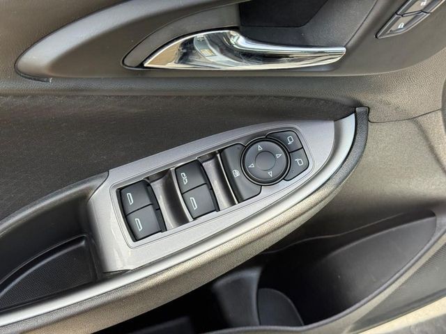 Chevrolet Malibu Vehicle Full-screen Gallery Image 16