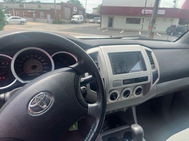 Toyota Tacoma Vehicle Full-screen Gallery Image 08