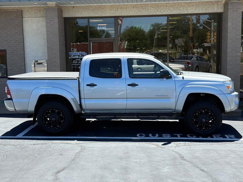 Toyota Tacoma Vehicle Full-screen Gallery Image 2