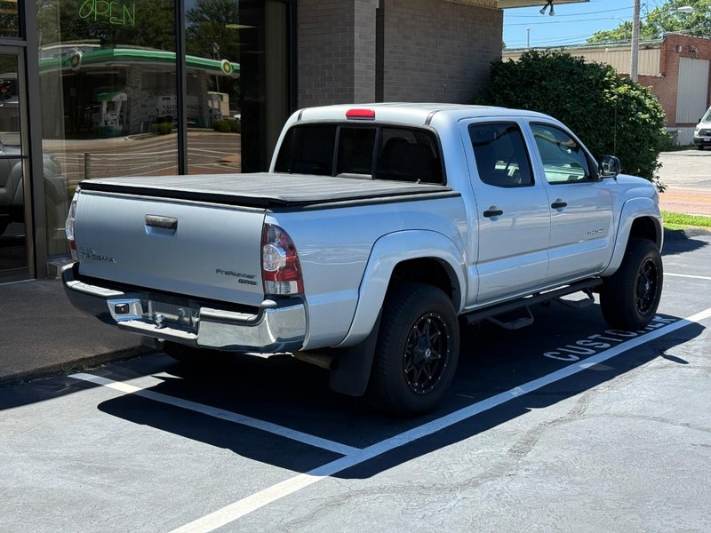 Toyota Tacoma Vehicle Full-screen Gallery Image 3