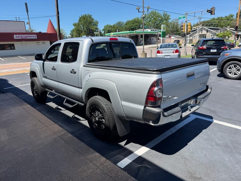 Toyota Tacoma Vehicle Full-screen Gallery Image 4