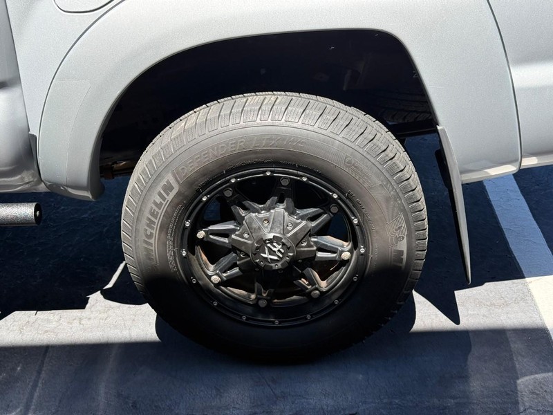 Toyota Tacoma Vehicle Full-screen Gallery Image 5