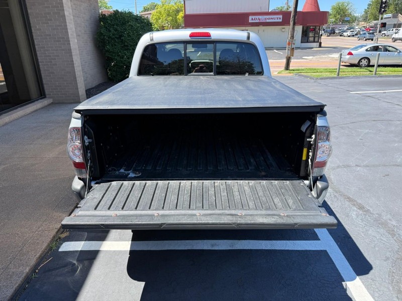 Toyota Tacoma Vehicle Full-screen Gallery Image 6