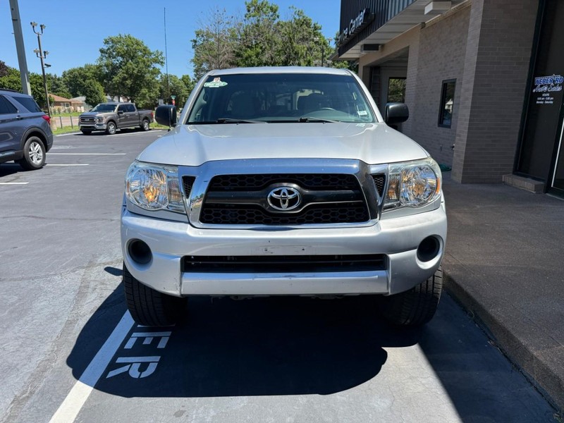 Toyota Tacoma Vehicle Full-screen Gallery Image 9
