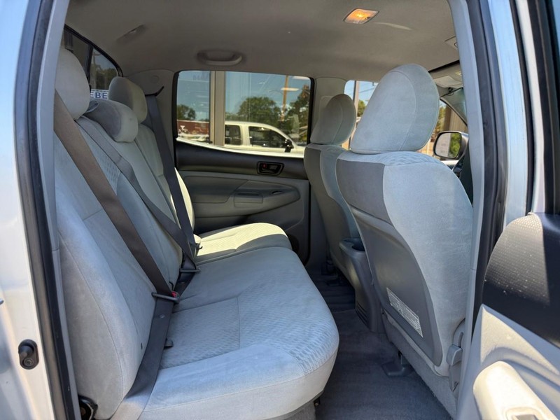Toyota Tacoma Vehicle Full-screen Gallery Image 10