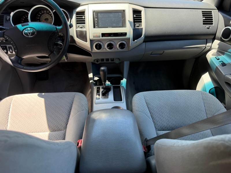Toyota Tacoma Vehicle Full-screen Gallery Image 11