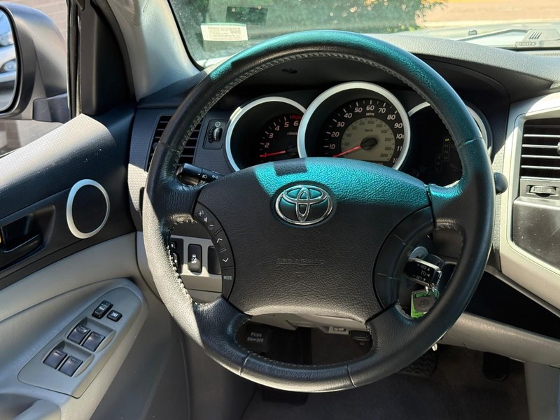 Toyota Tacoma Vehicle Full-screen Gallery Image 12