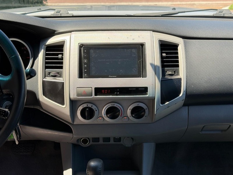 Toyota Tacoma Vehicle Full-screen Gallery Image 13