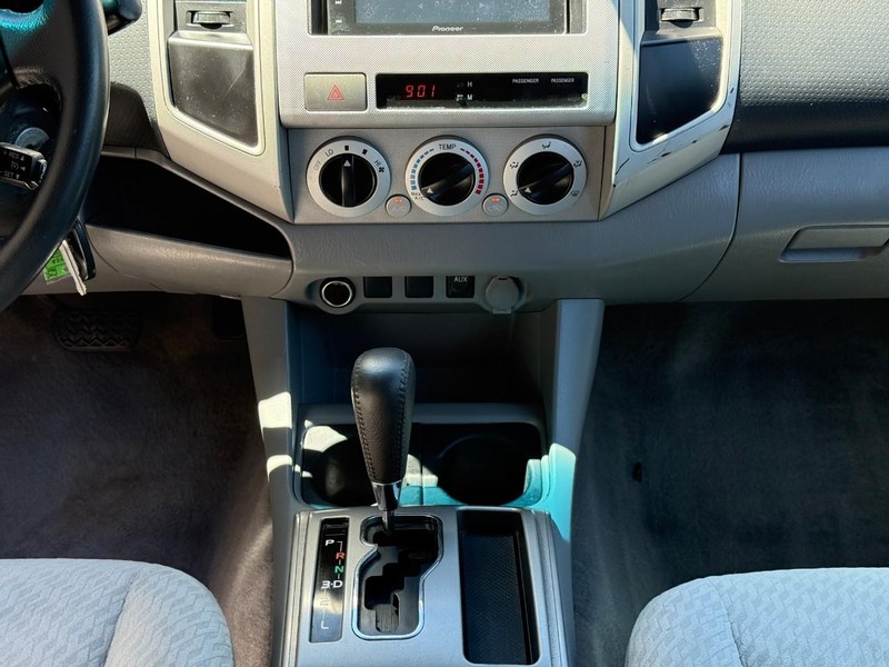 Toyota Tacoma Vehicle Full-screen Gallery Image 14