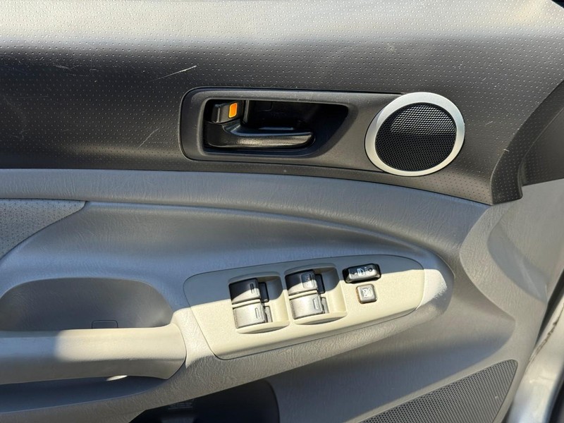 Toyota Tacoma Vehicle Full-screen Gallery Image 15