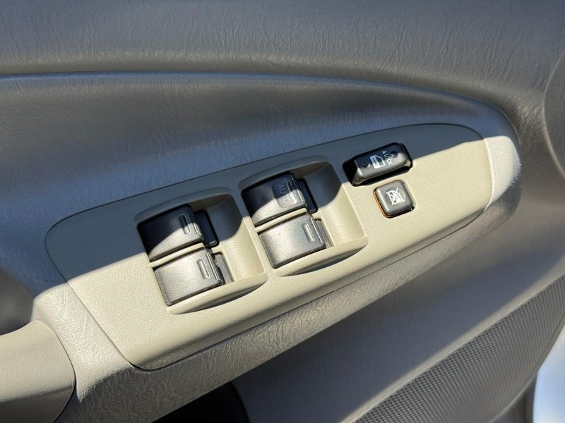 Toyota Tacoma Vehicle Full-screen Gallery Image 16