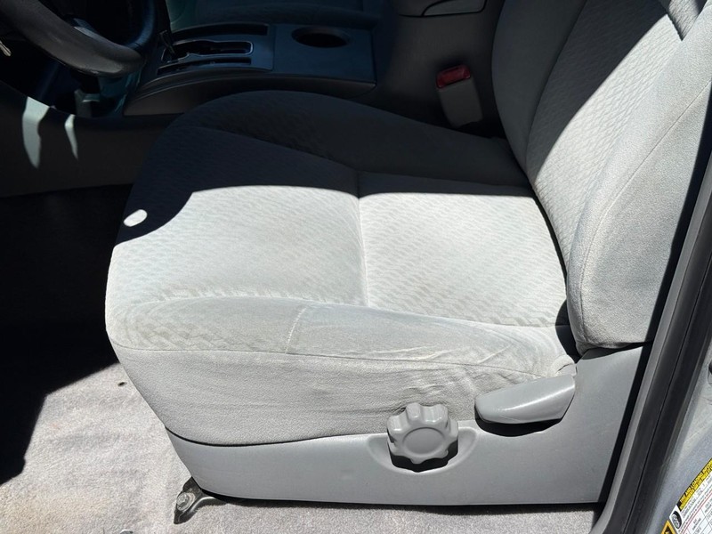 Toyota Tacoma Vehicle Full-screen Gallery Image 17