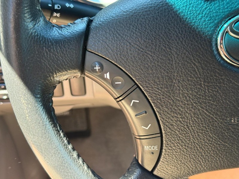 Toyota Tacoma Vehicle Full-screen Gallery Image 18