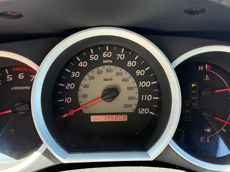 Toyota Tacoma Vehicle Full-screen Gallery Image 19