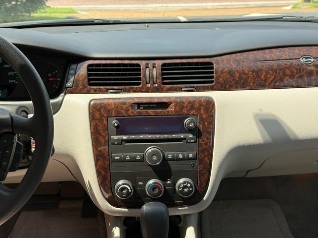 Chevrolet Impala Limited Vehicle Full-screen Gallery Image 12